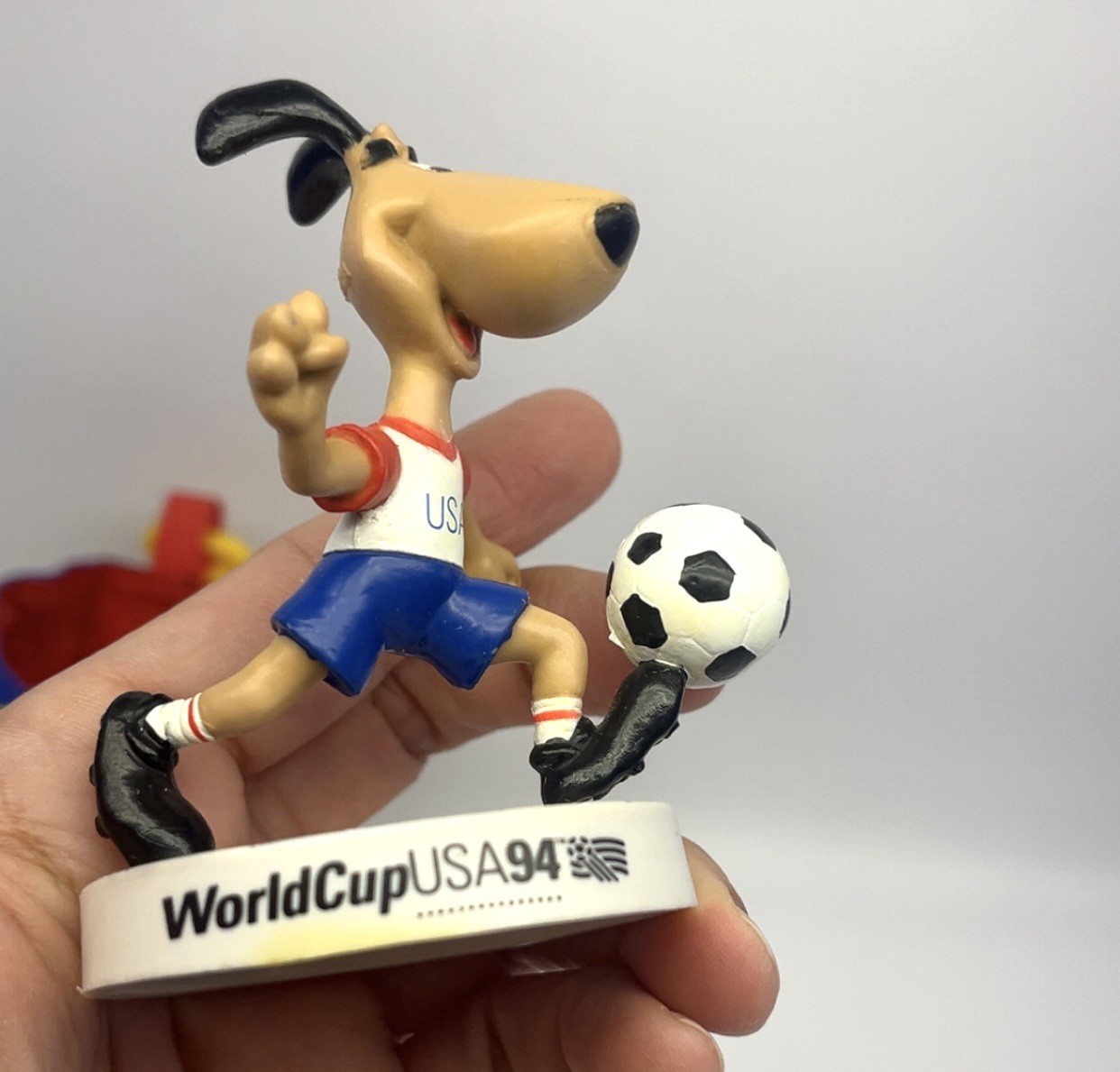 Vtg World Cup 1994 USA Soccer Football Dog Mascot Striker Figure & Keychain bag