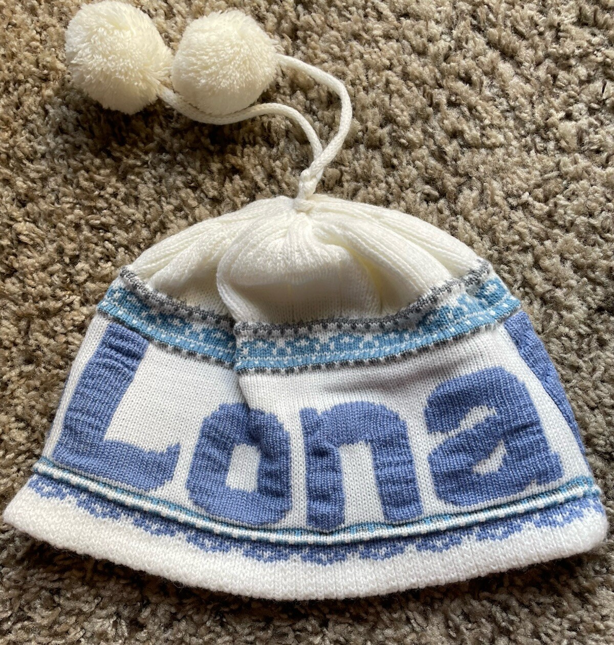 Barcelona hat in Scandinavian style, 100% acrylic, with pompoms