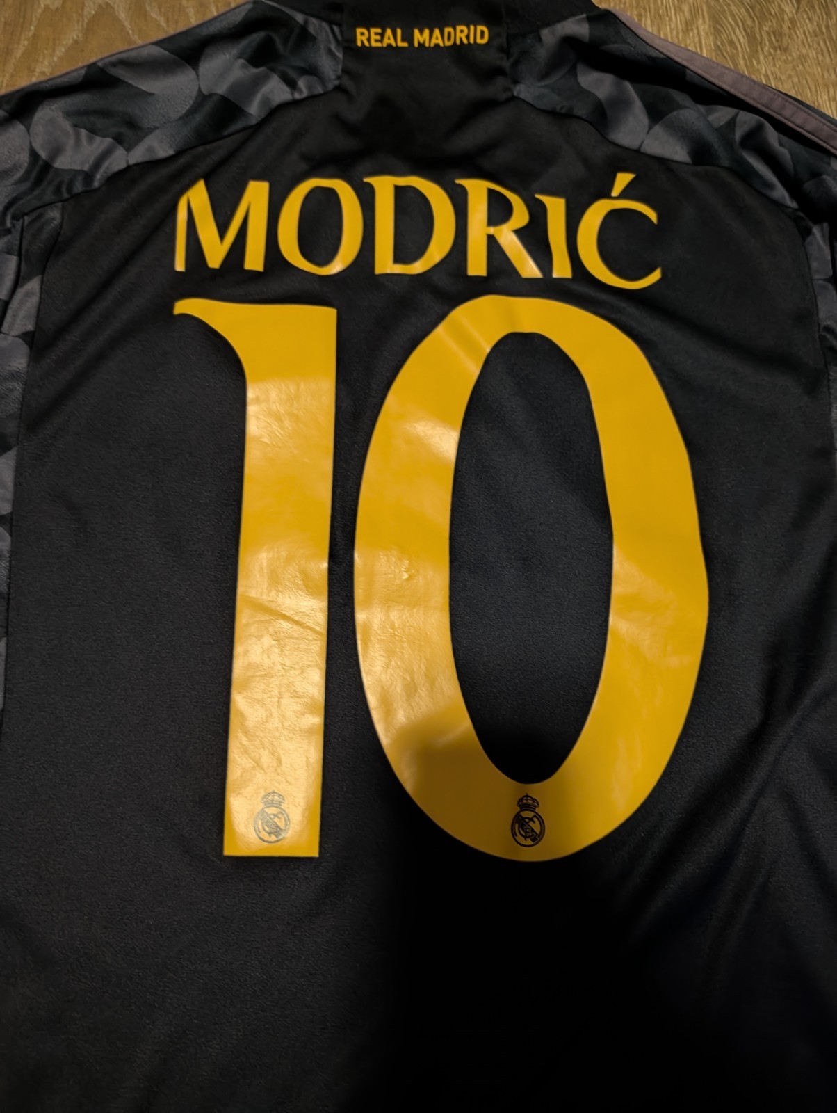From Fanatics! adidas Real Madrid Luka Modric #10 Soccer Jersey Men’s Size M