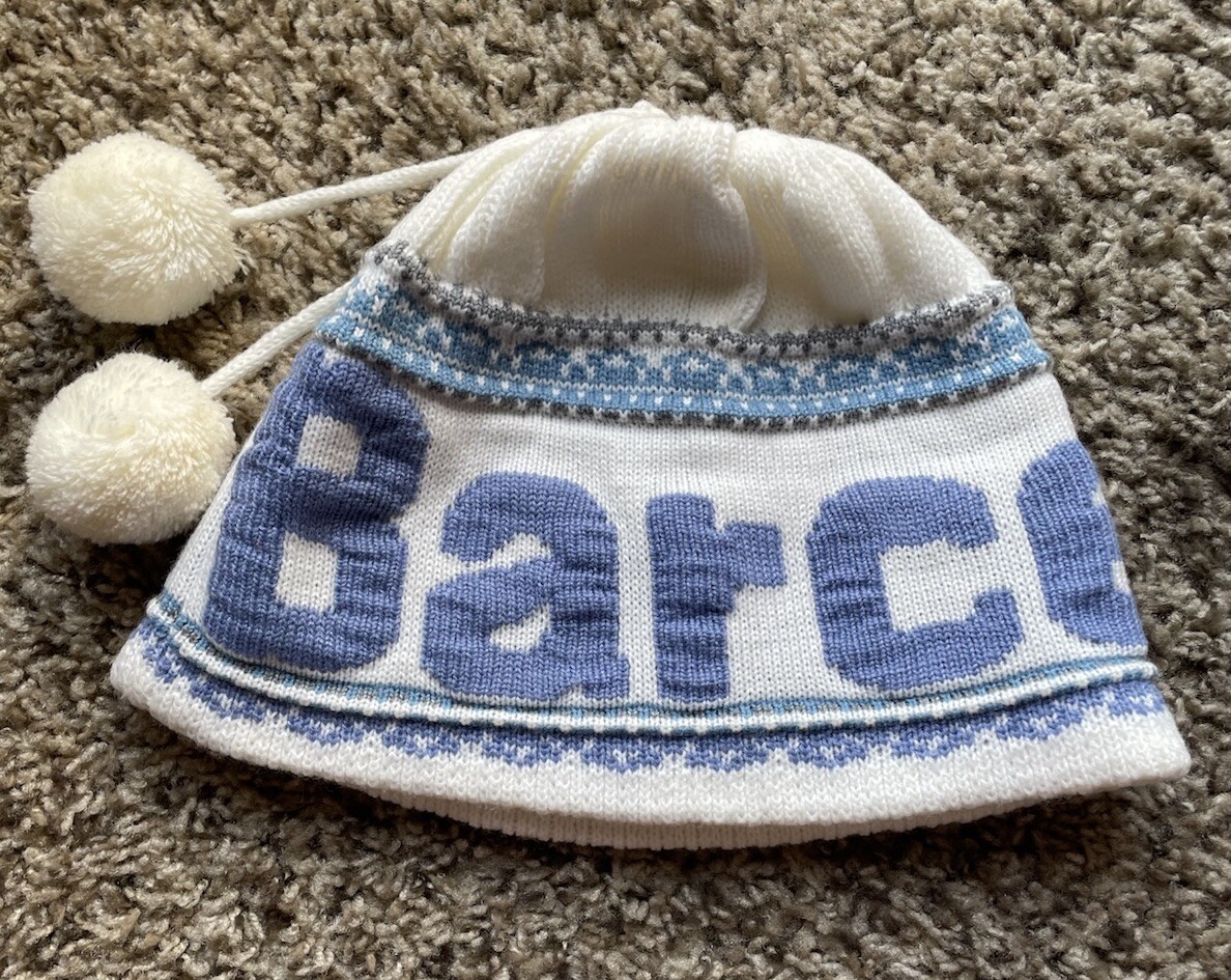 Barcelona hat in Scandinavian style, 100% acrylic, with pompoms