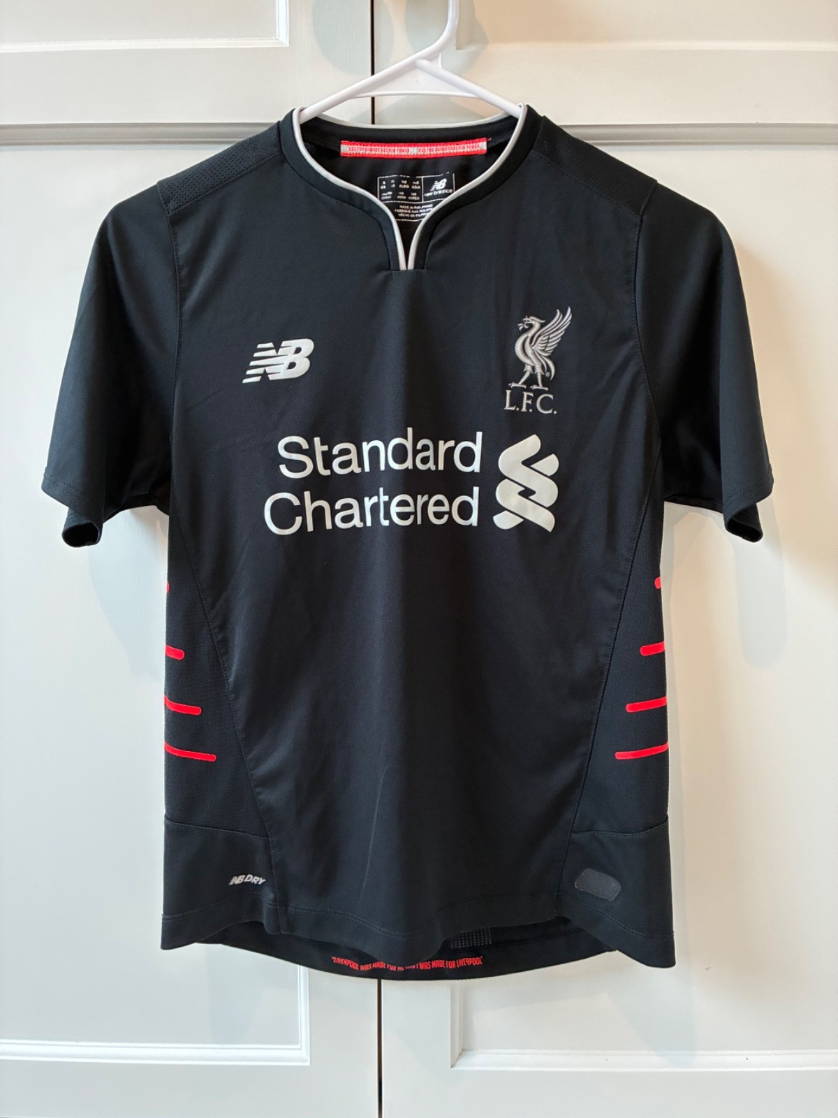 Liverpool FC New Balance Black KidsTraining Jersey Shirt M Standard Chartered 96