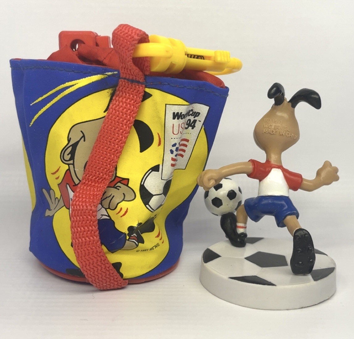 Vtg World Cup 1994 USA Soccer Football Dog Mascot Striker Figure & Keychain bag